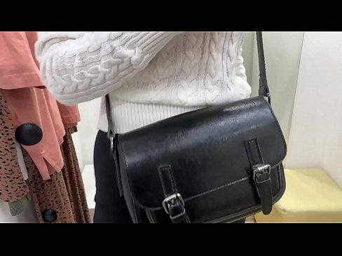❤️ Offentlig onani av ungtispe FeralBerry med en dildo i prøverommet ❤❌ Porno vk hos oss ❌️